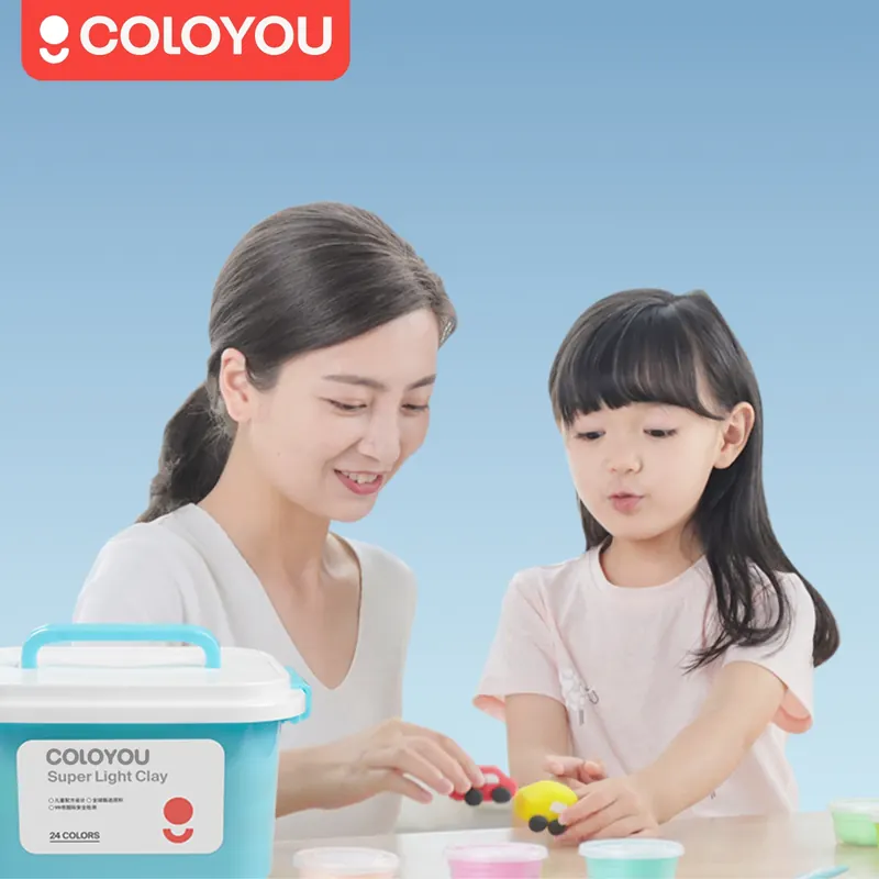 Мама с дочкой лепят из лёгкого пластилина Coloyou