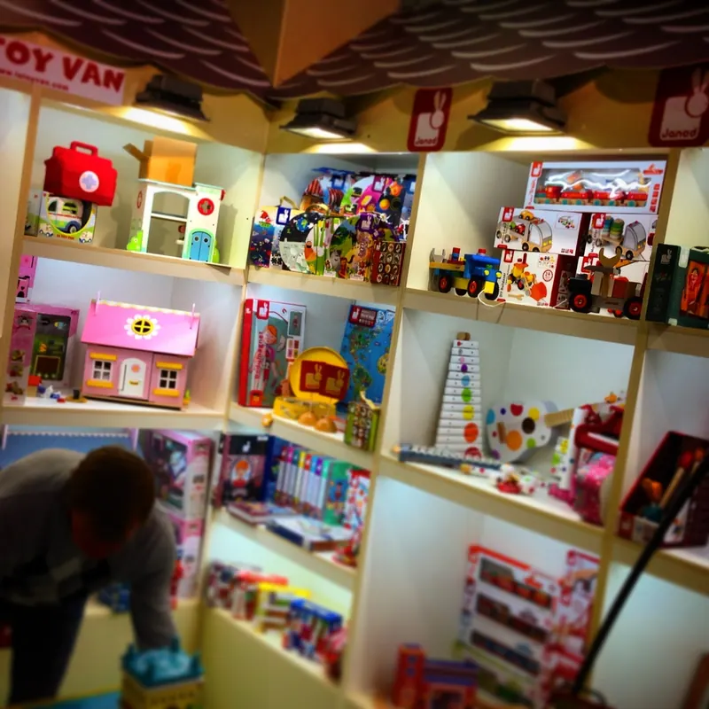 Полки стенда КуклаДом с игрушками Janod и Le Toy Van